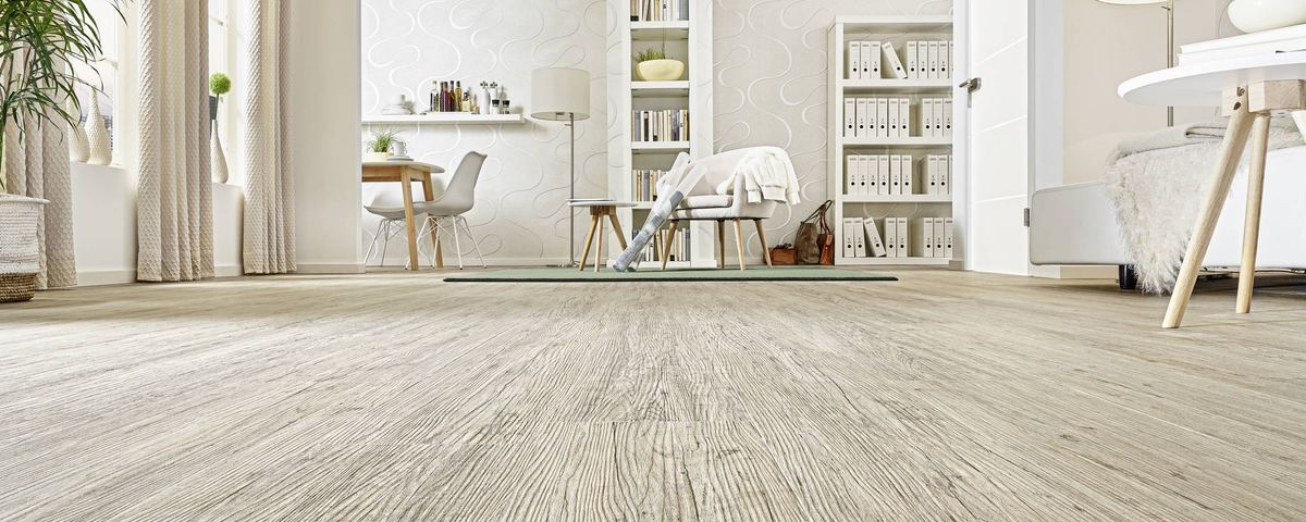 Heller Wohnraum mit Boden in grauer Pinien-Holzoptik