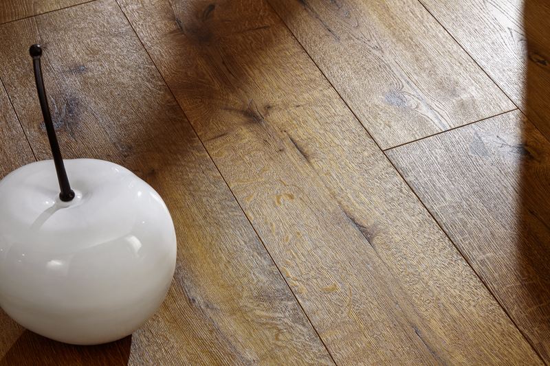 Nahaufnahme eines Holzbodens in warmem Eichenton