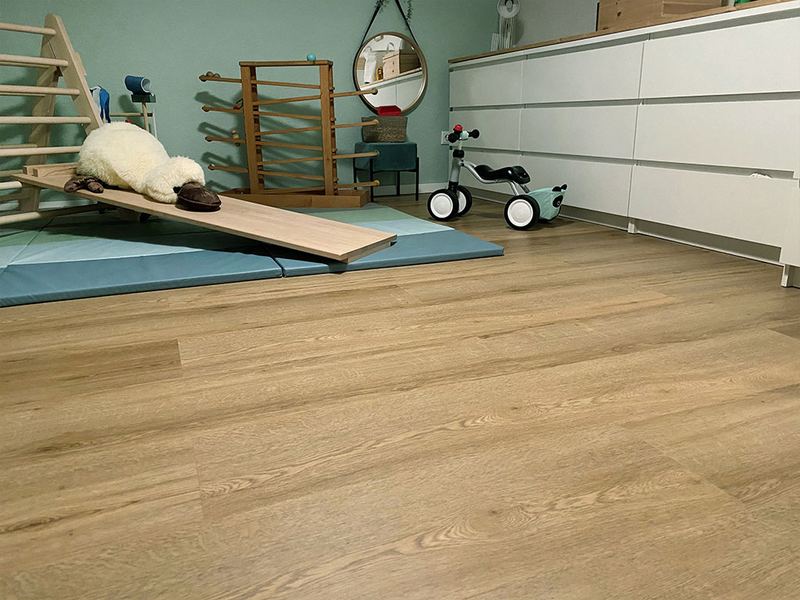 Kinderzimmer mit Boden in Eichenoptik